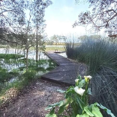 Lake Russell Retreat Emerald Beach Bagian luar foto