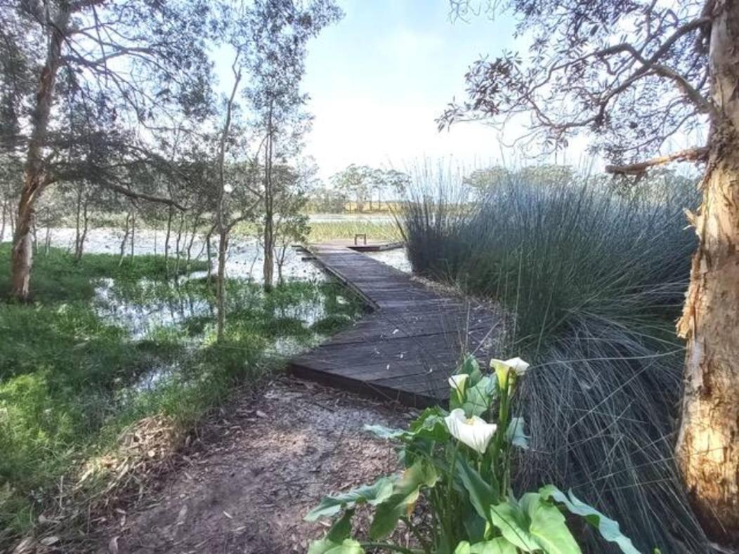 Lake Russell Retreat Emerald Beach Bagian luar foto