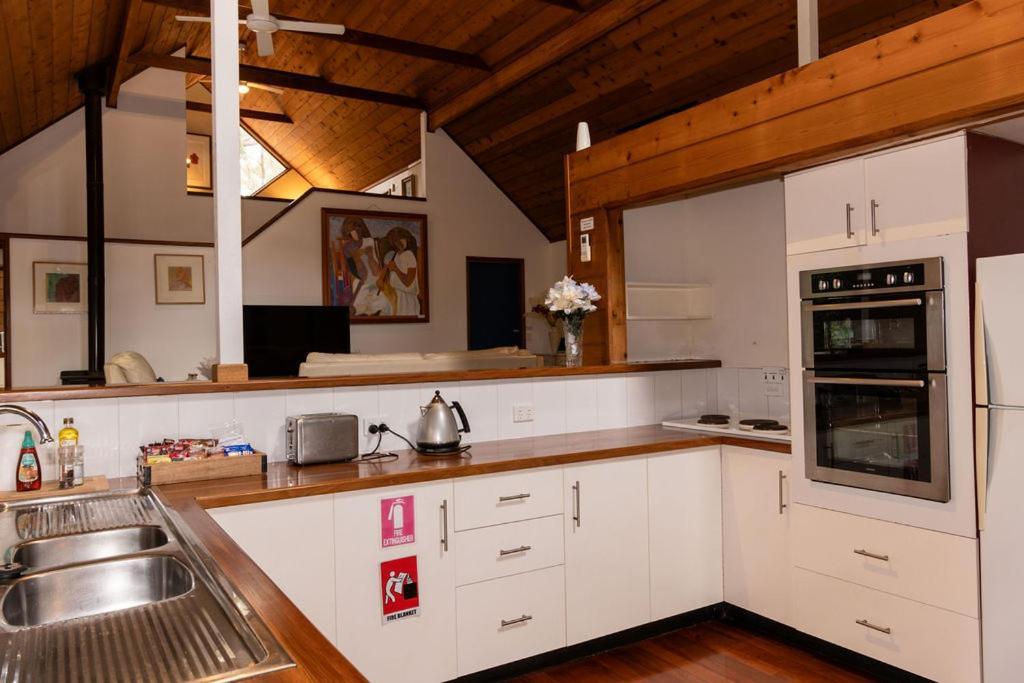 Lake Russell Retreat Emerald Beach Bagian luar foto